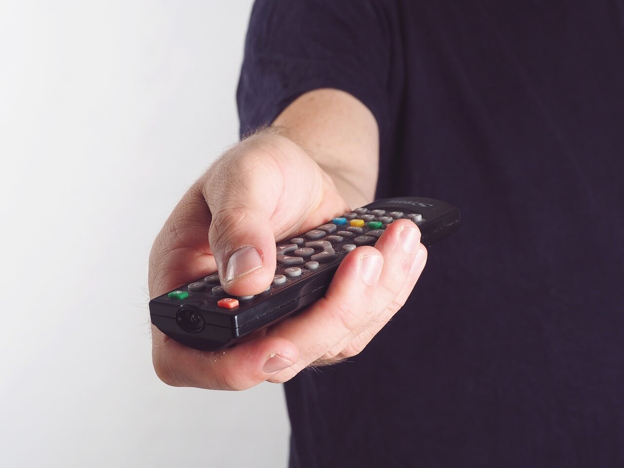 hoding-dstv-remote