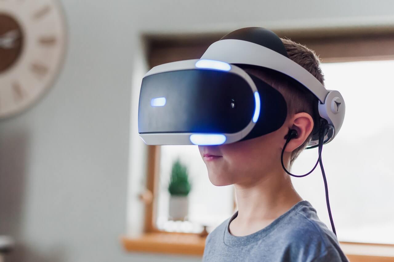 Kid Using virtual reality headset