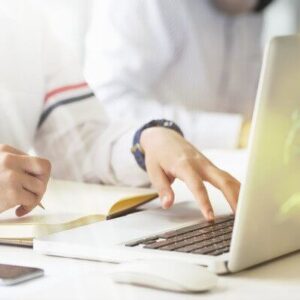 A blogger using Macbook